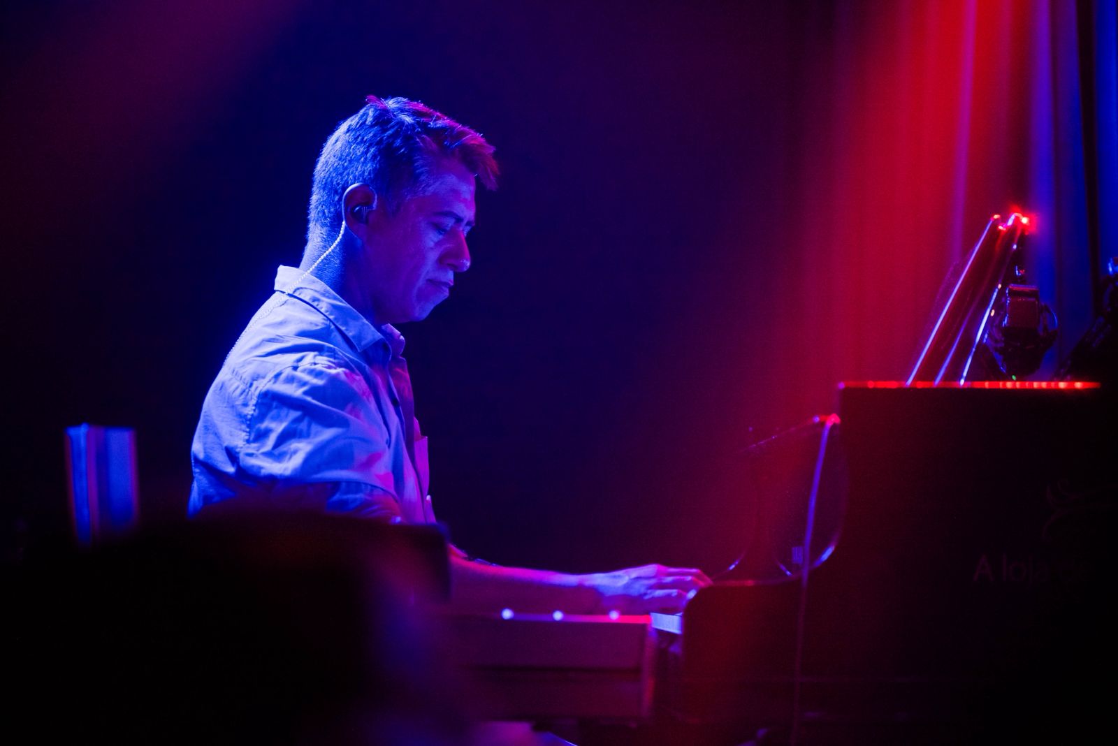 Vitor Alves tocando ao vivo